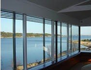 Glaspartier med utsikt över havet